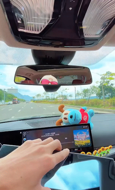 Animated demonstration of the panoramic rearview mirror